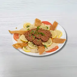 Hummus with Meat Slices